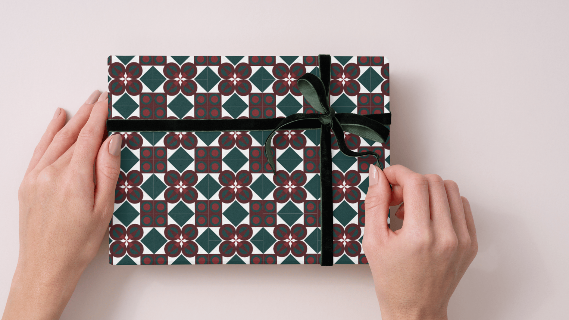 Flat lay con wrapping de marca